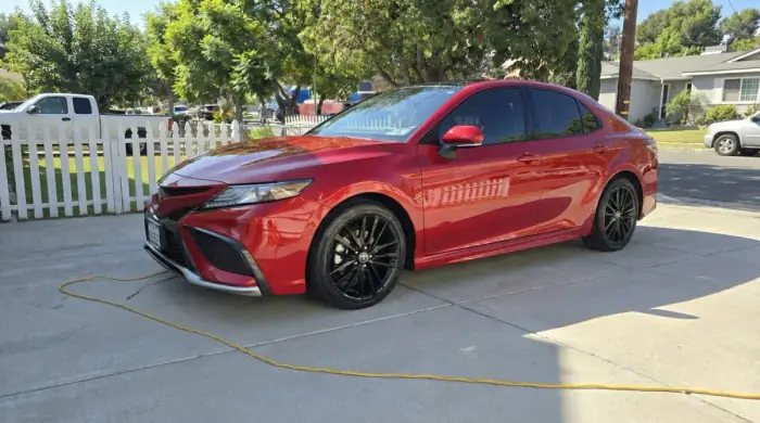 Toyota Camry rojo con detallado completo