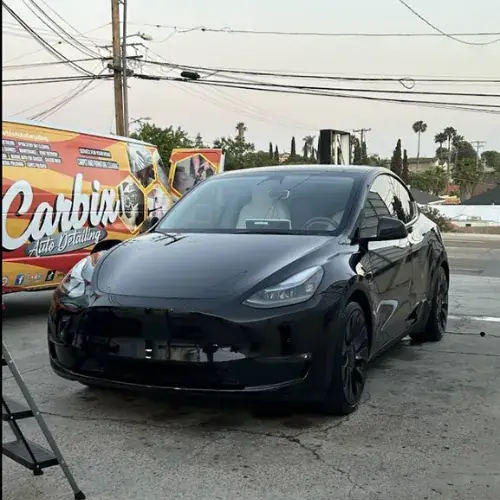 Tesla Model Y negro detallado