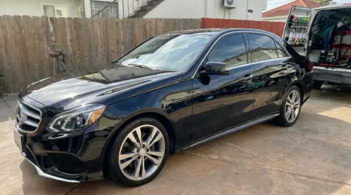 Mercedes Clase E negro detallado