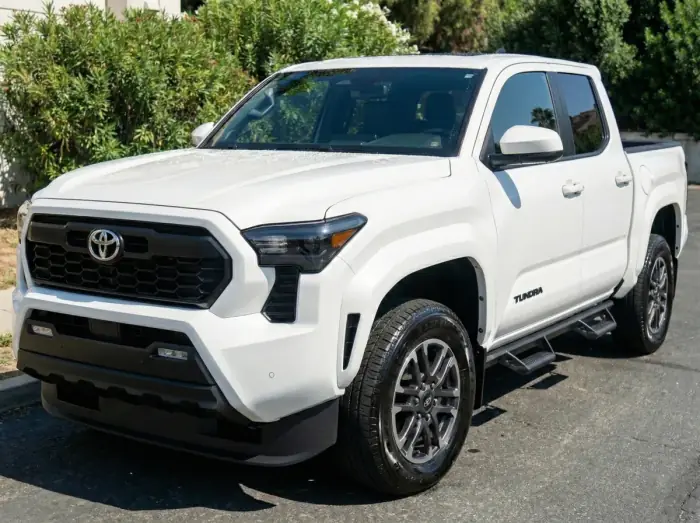 Toyota Tundra blanca detallada