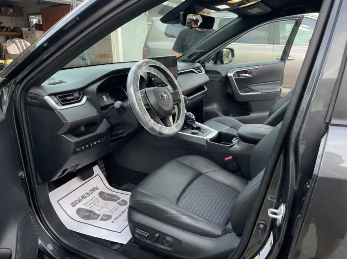 Interior de Toyota RAV4 detallado