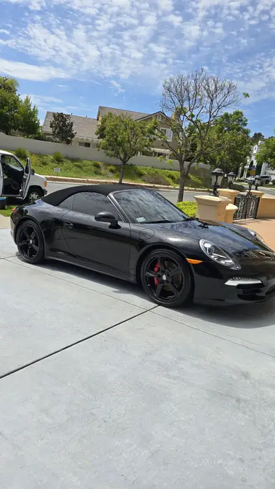 Porsche 911 Cabriolet negro en tres cuartos trasero, terminado