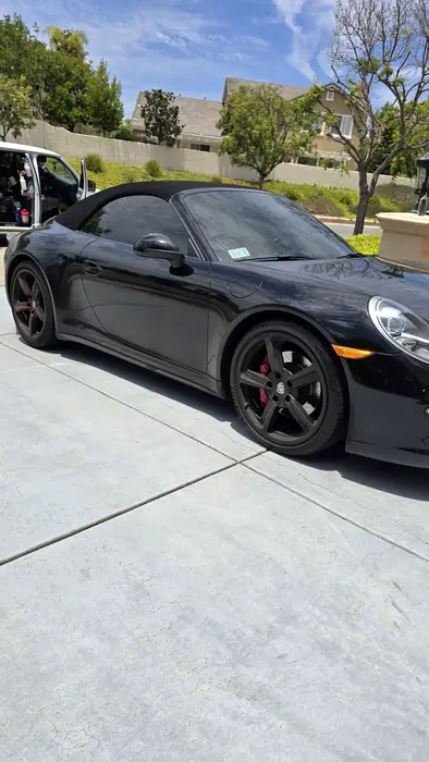 Porsche 911 Cabriolet negro después de un detallado completo de exterior