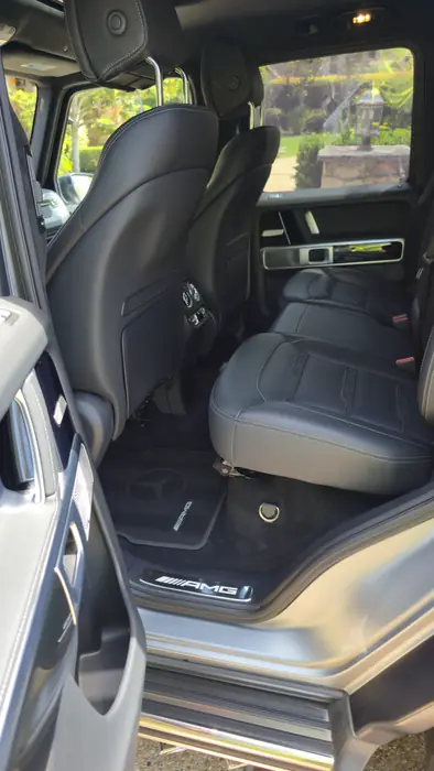 Asientos delanteros de un Mercedes Clase G tras la limpieza de interior