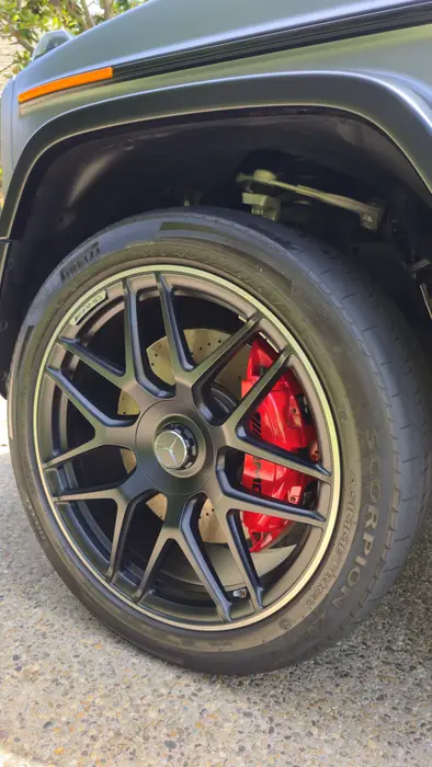 Detalle de una llanta de Mercedes después de la limpieza a fondo