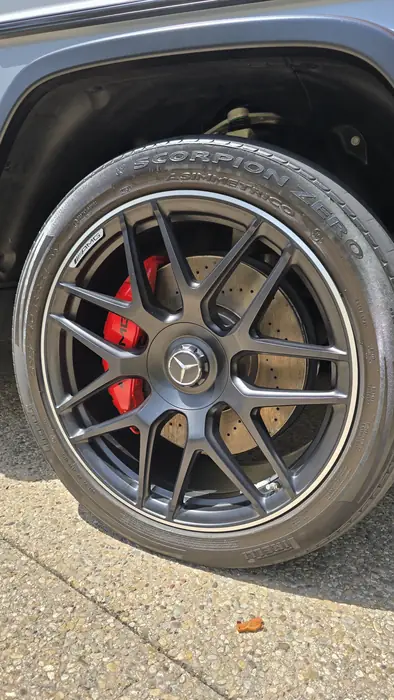 Llanta de Mercedes limpia con el neumático tratado con protector UV