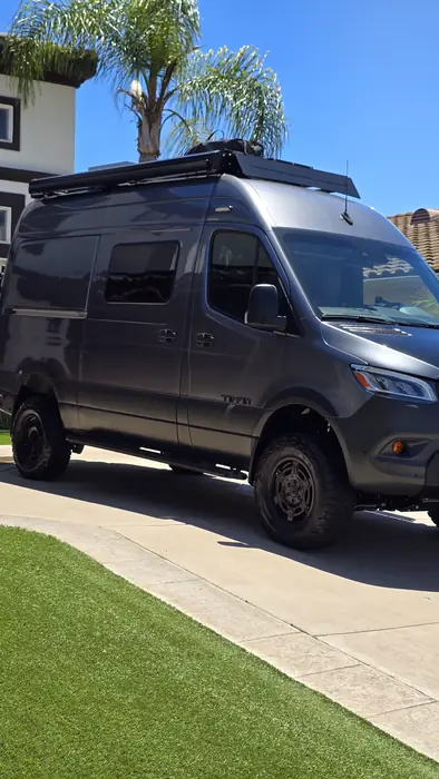 La misma camper Sprinter ya terminada, en la entrada de la casa del cliente