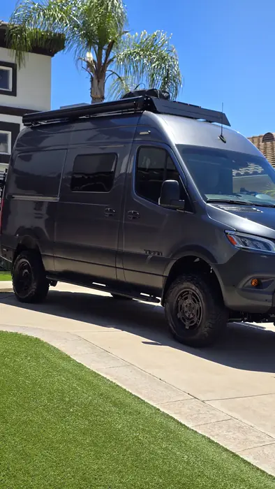 Tercera toma de la camper Sprinter después del detallado