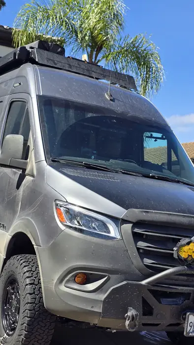 Camper Mercedes Sprinter antes del detallado, con la pintura opaca por polvo y sol