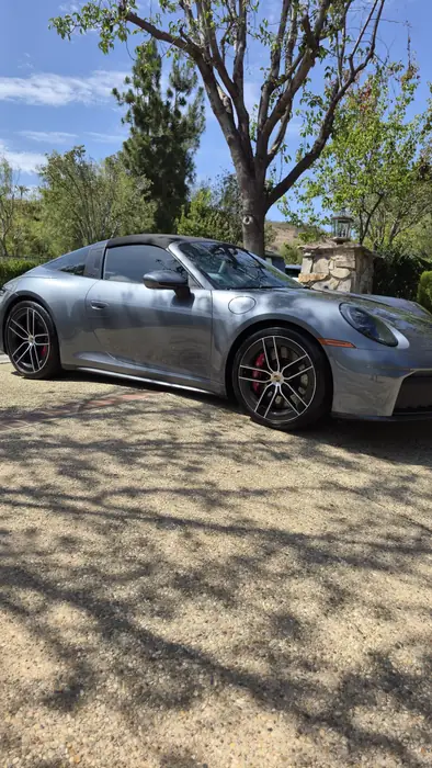 Porsche 911 Targa gris grafito en tres cuartos delantero, después del detallado