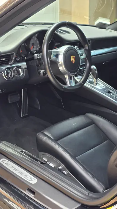 Asientos y puerta de un Porsche tras el detallado de interior