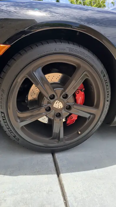 Segunda llanta del mismo Porsche, con el paso de rueda descontaminado