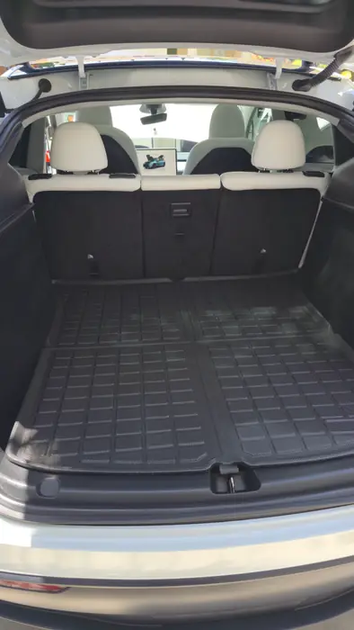 Baúl trasero de un Tesla después del detallado de interior