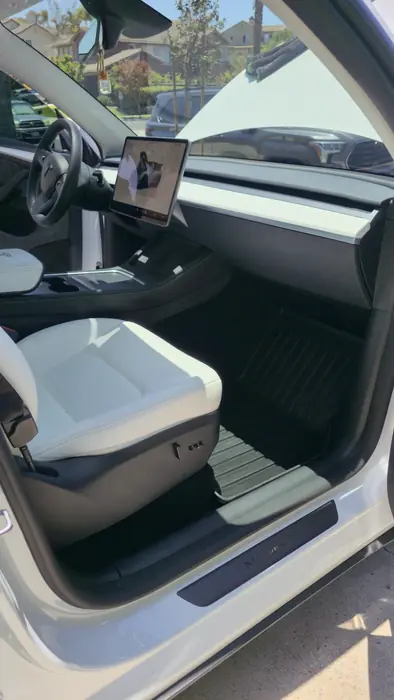 Interior del Tesla terminado: asientos, consola y pantalla