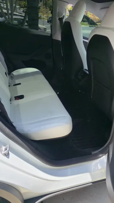 Asientos traseros de un Tesla después de la limpieza profunda