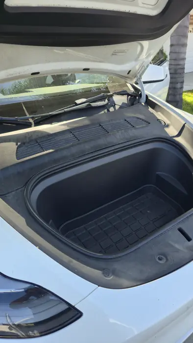 Baúl de un Tesla limpio y aspirado a fondo