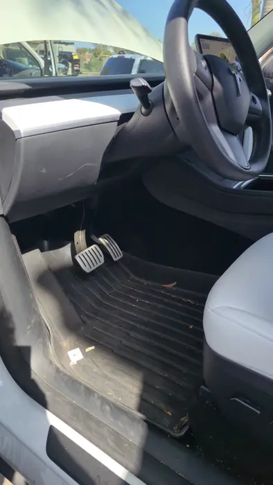 Interior de un Tesla antes del detallado: asientos manchados y alfombras sucias