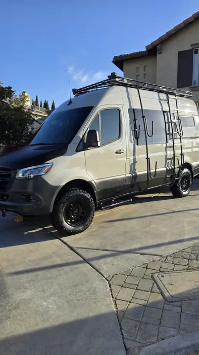 Lateral de la camper Sprinter color arena ya detallada